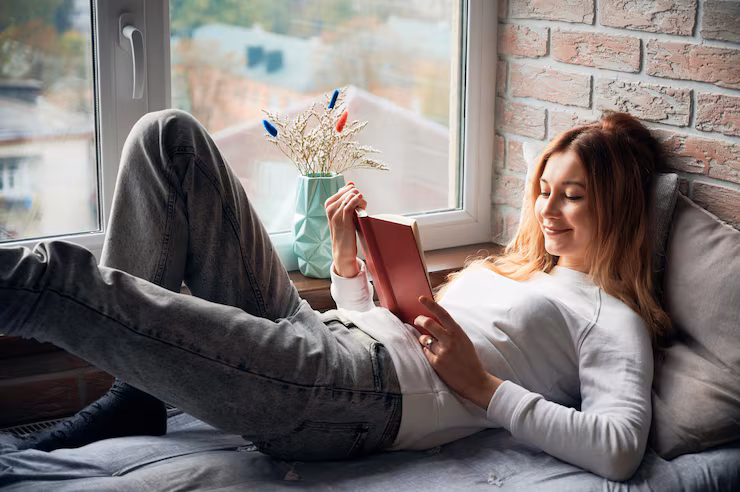 Persona descansando en un entorno de lectura